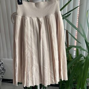 NWOT Elegant Cream Pleated sweater Skirt size XS